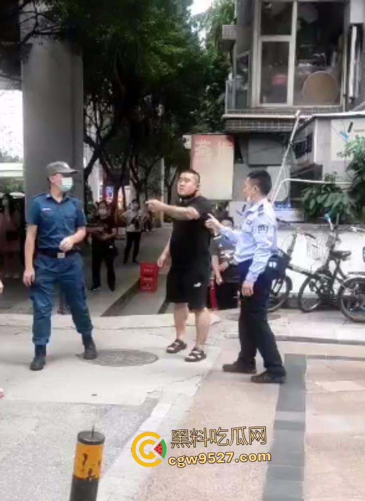 广州猛男怒打交警！因不满罚单当街狂扇头，警帽直接飞天，老婆在一旁看戏，看来这是想老公进去？  第8张