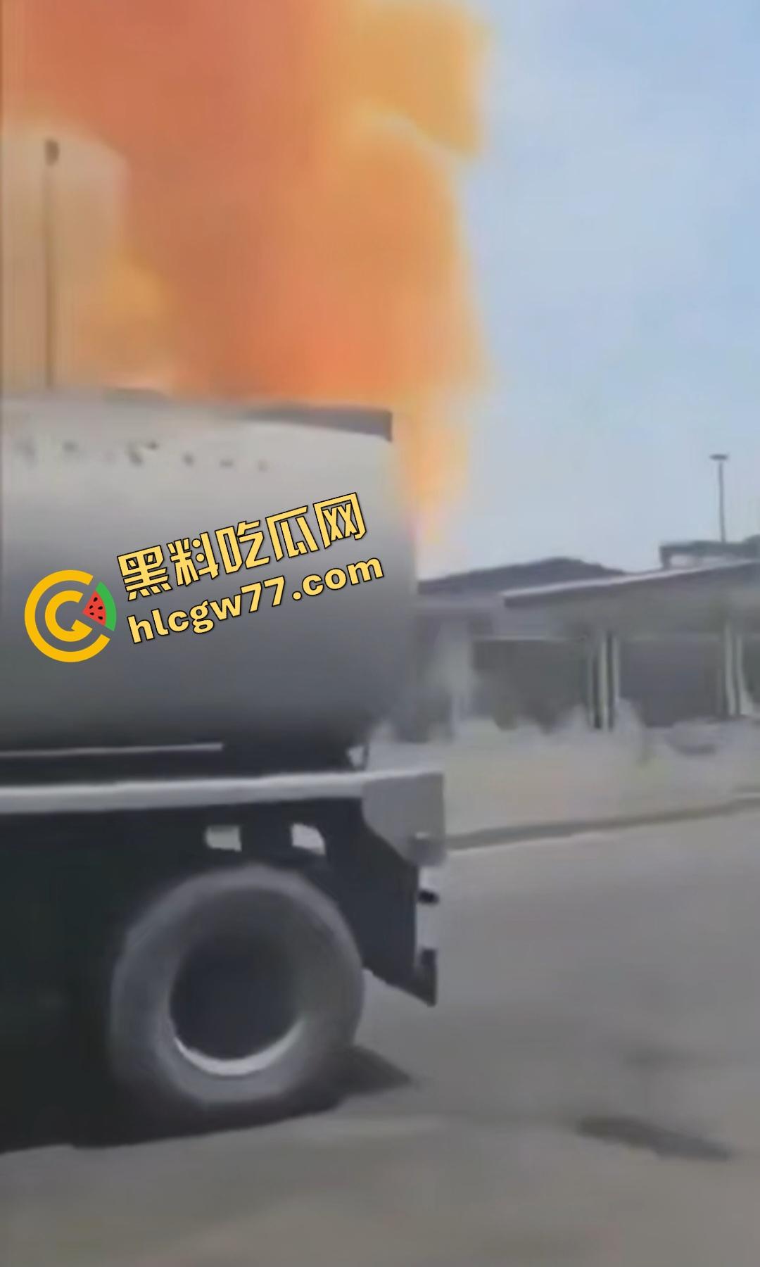 昨日伊朗沙希德拉贾伊港炸翻天！有个人玩化学品炸伤800人炸死25人，真是玩火自焚  第2张