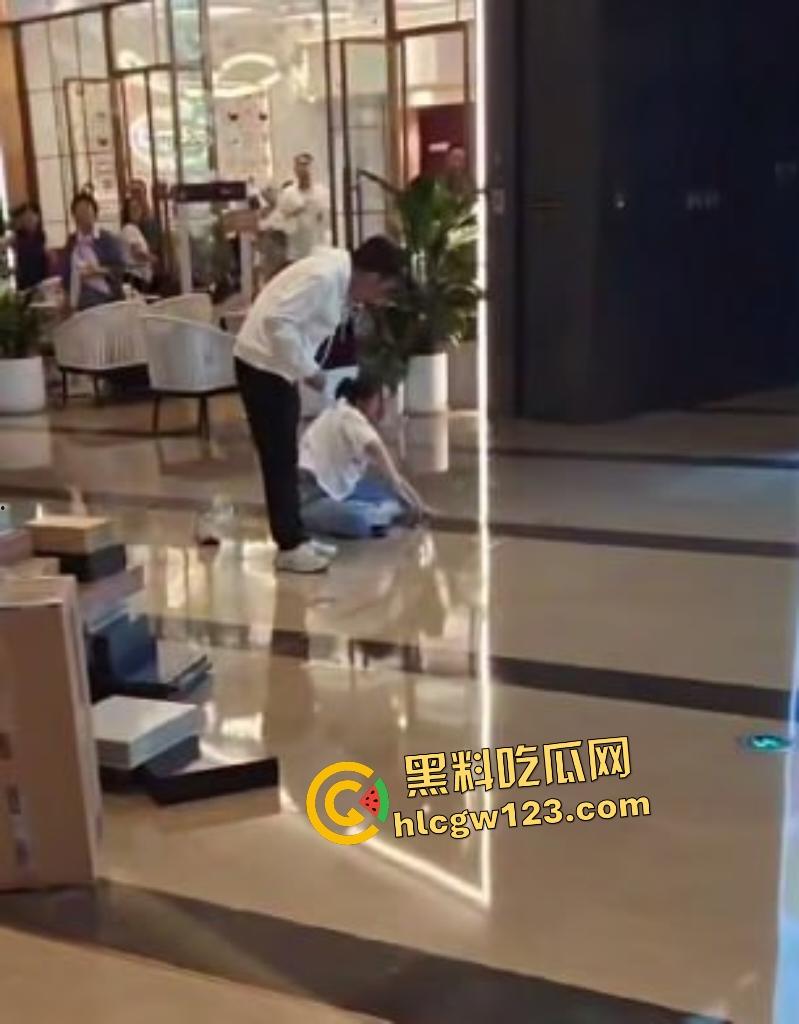 太古里男子因被朋友说穷，刀捅女子后自割咽喉，路人拿灭火器救“火”险些丧命！  第3张