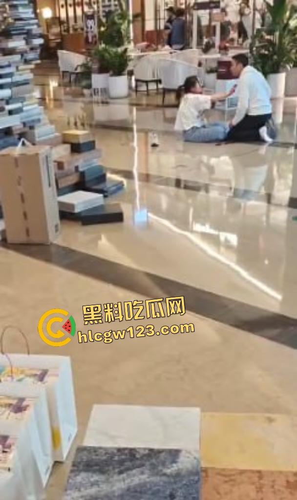 太古里男子因被朋友说穷，刀捅女子后自割咽喉，路人拿灭火器救“火”险些丧命！  第6张