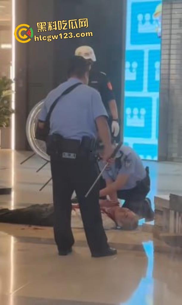 太古里男子因被朋友说穷，刀捅女子后自割咽喉，路人拿灭火器救“火”险些丧命！  第7张