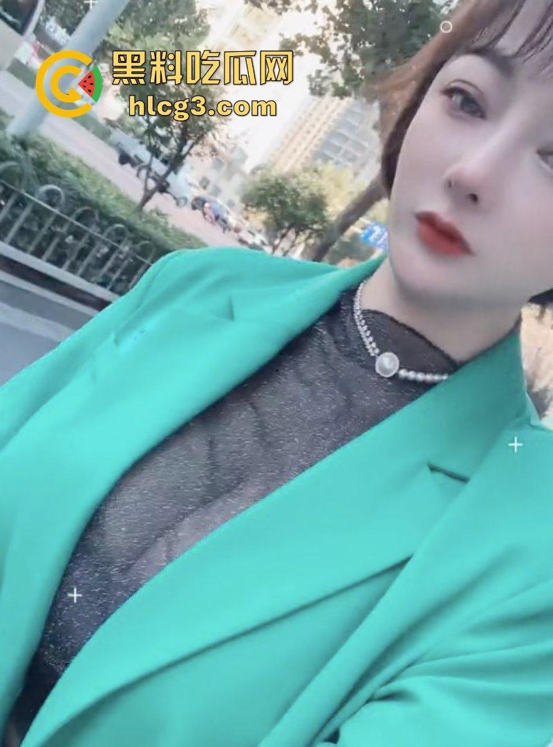 快手30万粉丝网红【小肉包】逆天巨乳骚主播 大尺度自慰视频被爆出 现已退网！  第3张