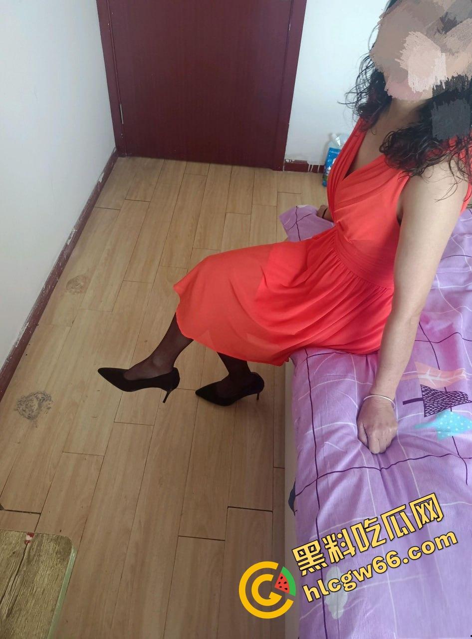 海角精品！31岁已婚男刷海角馋上44岁岳母，温柔贤惠黑丝骚身偷拍奶子蹭鸡巴，满脑子想操翻她！  第4张