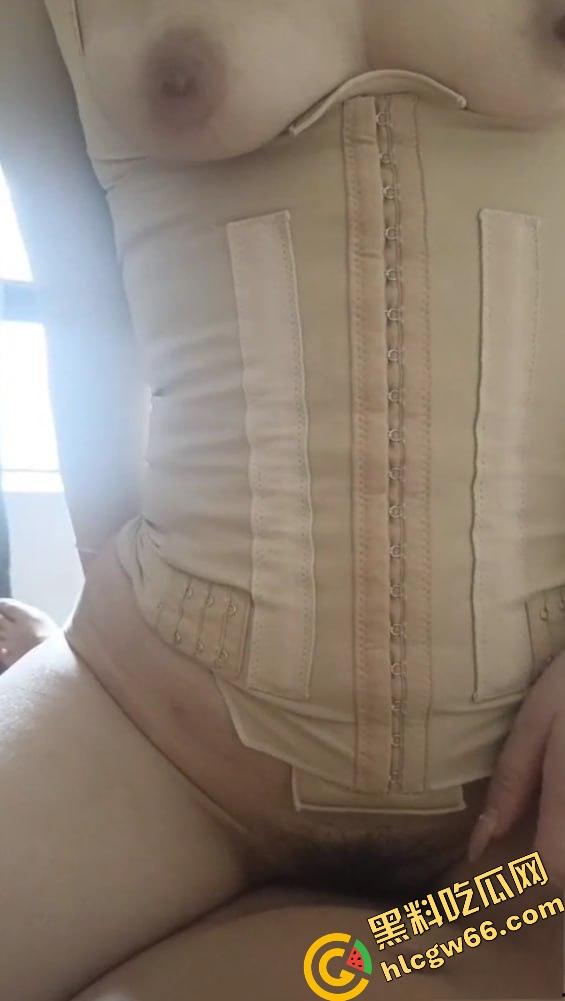 海角精品！31岁已婚男刷海角馋上44岁岳母，温柔贤惠黑丝骚身偷拍奶子蹭鸡巴，满脑子想操翻她！  第11张