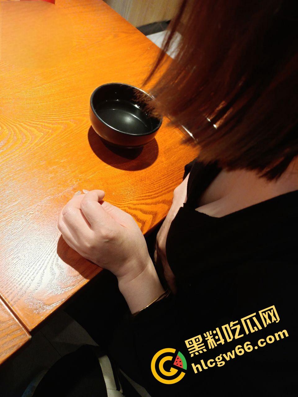 海角精品！31岁已婚男刷海角馋上44岁岳母，温柔贤惠黑丝骚身偷拍奶子蹭鸡巴，满脑子想操翻她！  第15张