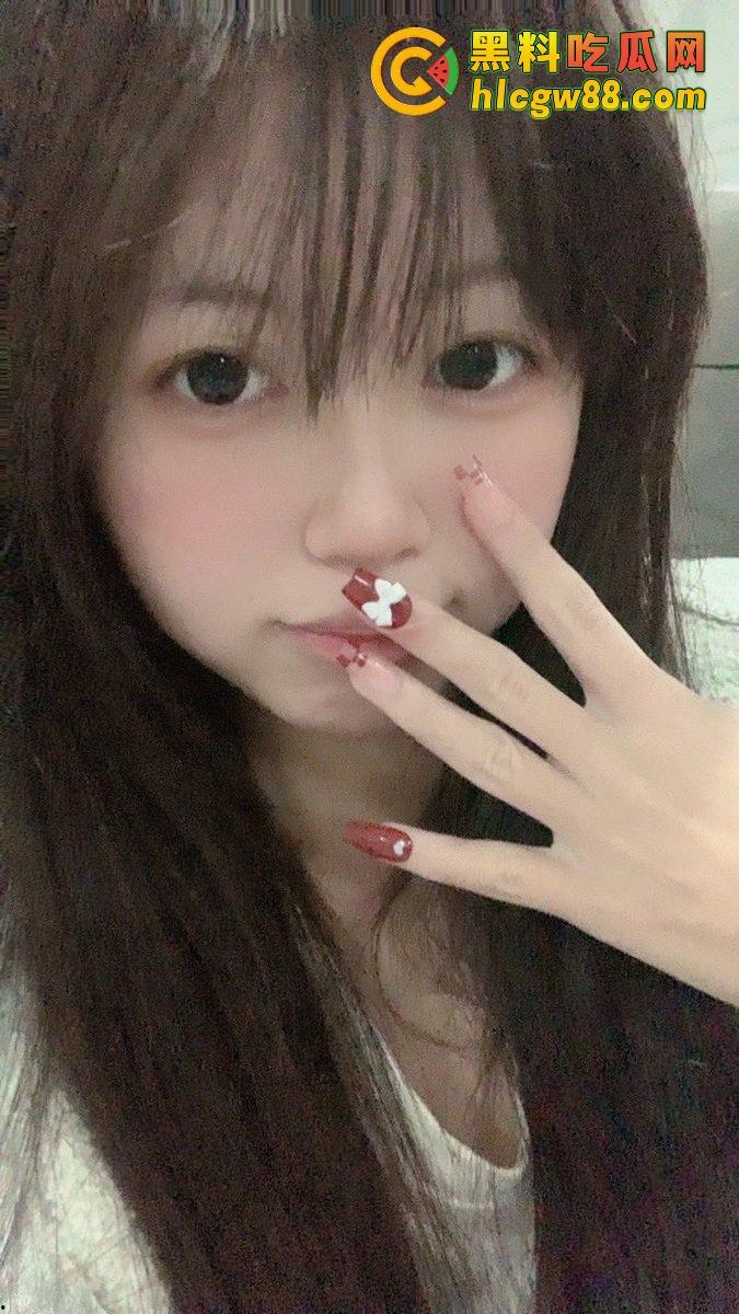 长沙06女高反差天赋异禀得母狗『蓝婷婷』学业不行活儿却全通，金主的爱宠，眼里只有主人！  第1张