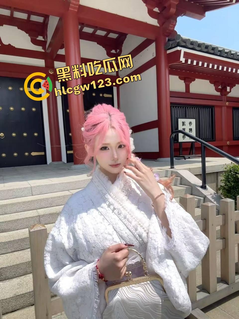 这夫妻太会玩，老婆前后开花，嘴伺候单男玩毒龙，屁股接力骑兵后入，老公只负责打光拍摄记录！  第4张