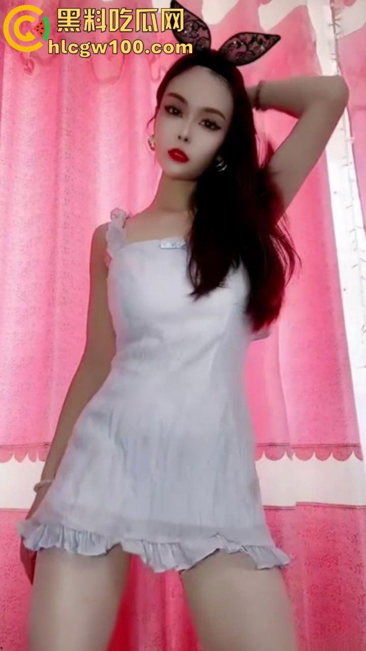 快手10万粉丝网红【桃宝】大尺度1V1私密视频流出！高能定制露出嫩B激情裸舞自插高潮骚叫！  第2张