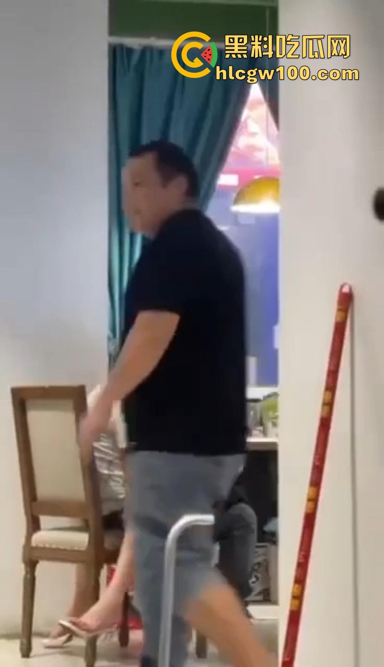 大哥吃饭也要抠B,大厅里极品骚货大长腿一骑逼就湿，大哥当场疯狂抠逼抠得手抽筋，旁边路过的老哥看呆掏出了纸！  第5张