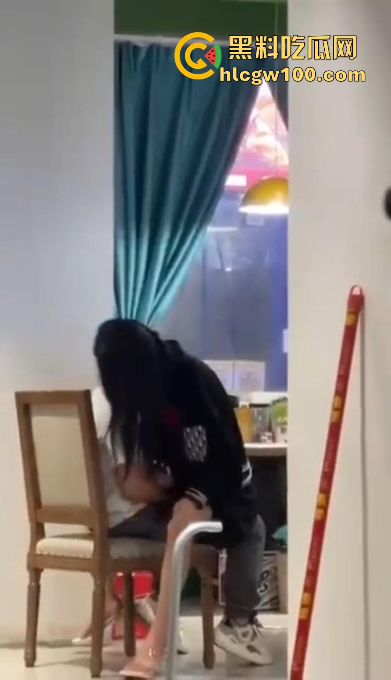 大哥吃饭也要抠B,大厅里极品骚货大长腿一骑逼就湿，大哥当场疯狂抠逼抠得手抽筋，旁边路过的老哥看呆掏出了纸！  第6张