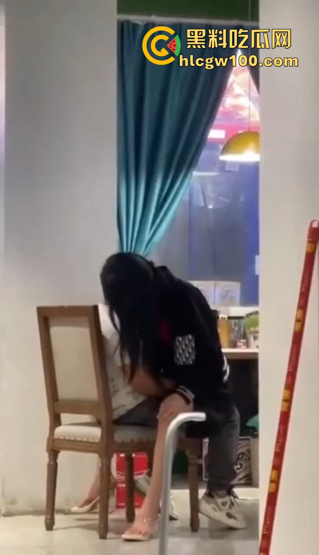 大哥吃饭也要抠B,大厅里极品骚货大长腿一骑逼就湿，大哥当场疯狂抠逼抠得手抽筋，旁边路过的老哥看呆掏出了纸！  第7张