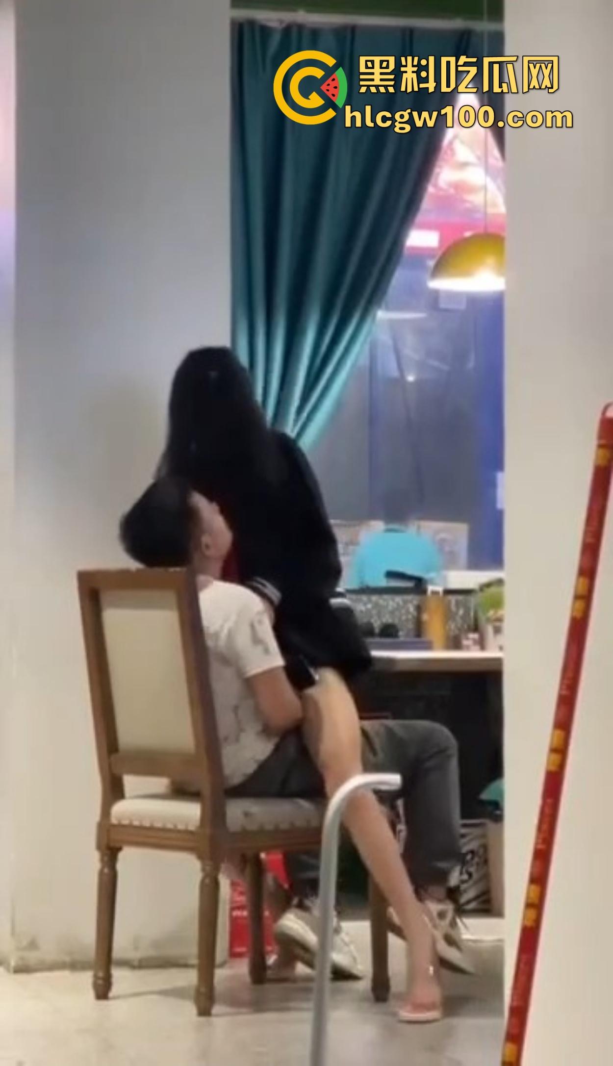 大哥吃饭也要抠B,大厅里极品骚货大长腿一骑逼就湿，大哥当场疯狂抠逼抠得手抽筋，旁边路过的老哥看呆掏出了纸！  第8张