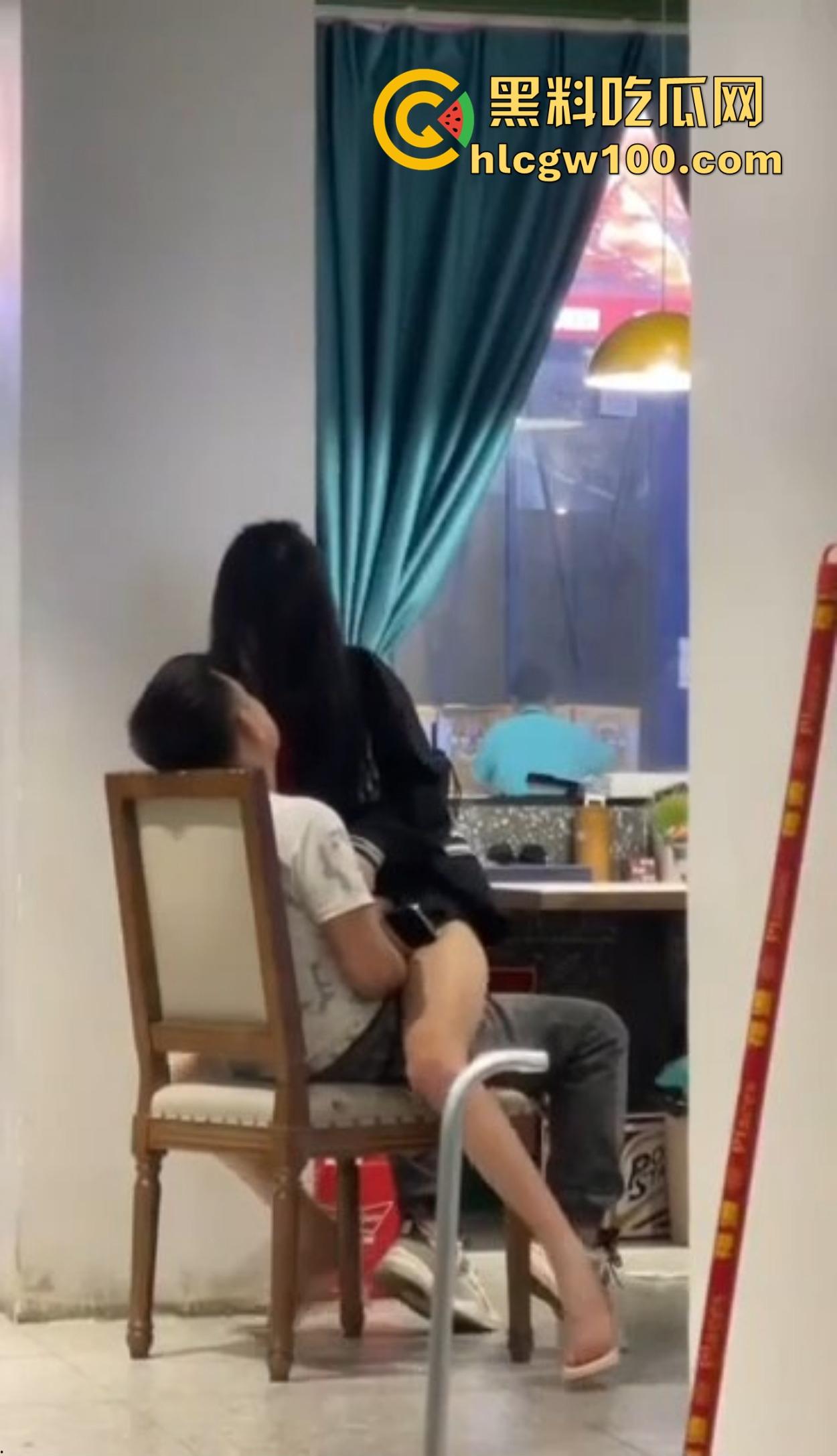 大哥吃饭也要抠B,大厅里极品骚货大长腿一骑逼就湿，大哥当场疯狂抠逼抠得手抽筋，旁边路过的老哥看呆掏出了纸！  第9张