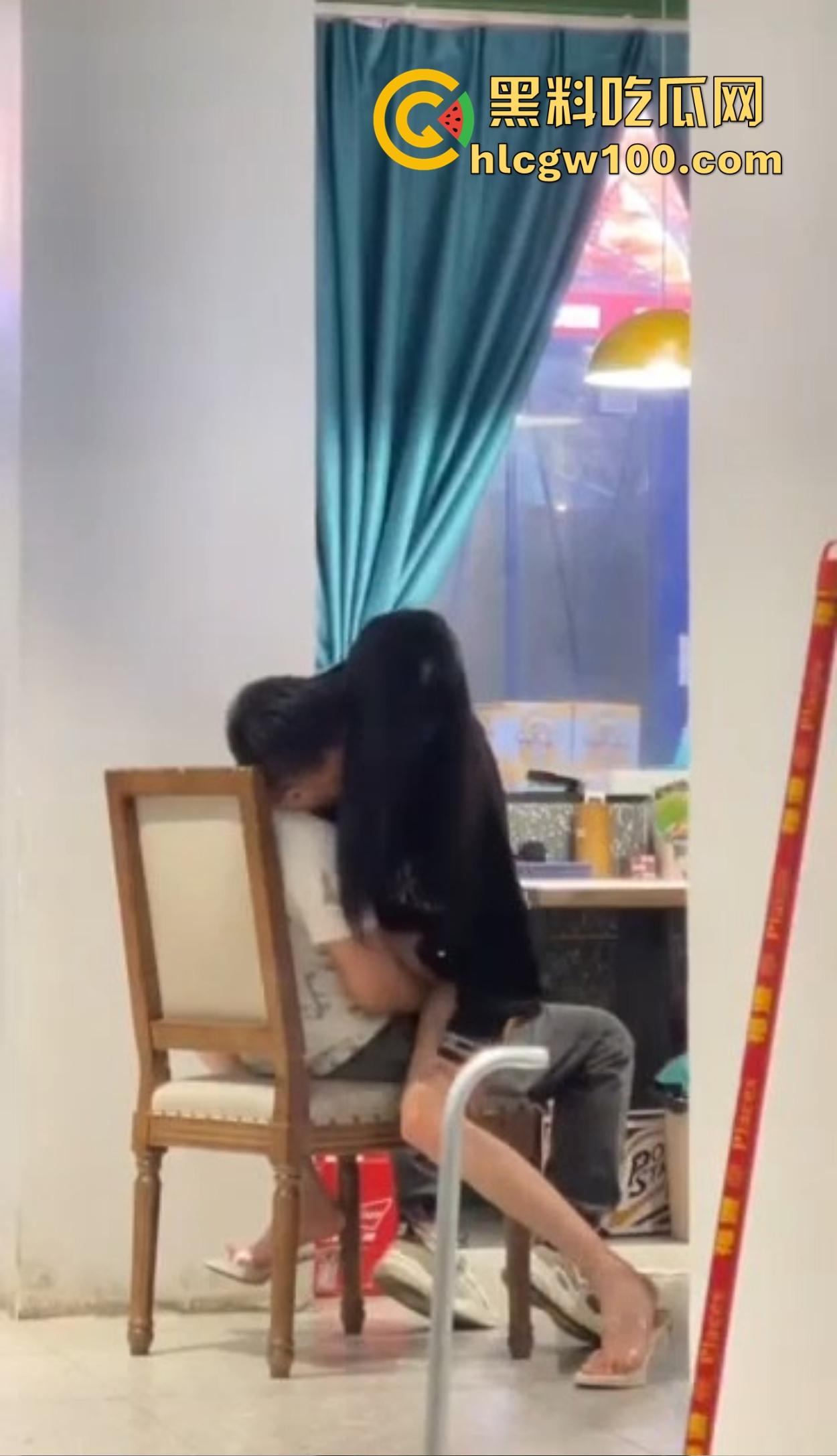 大哥吃饭也要抠B,大厅里极品骚货大长腿一骑逼就湿，大哥当场疯狂抠逼抠得手抽筋，旁边路过的老哥看呆掏出了纸！  第10张