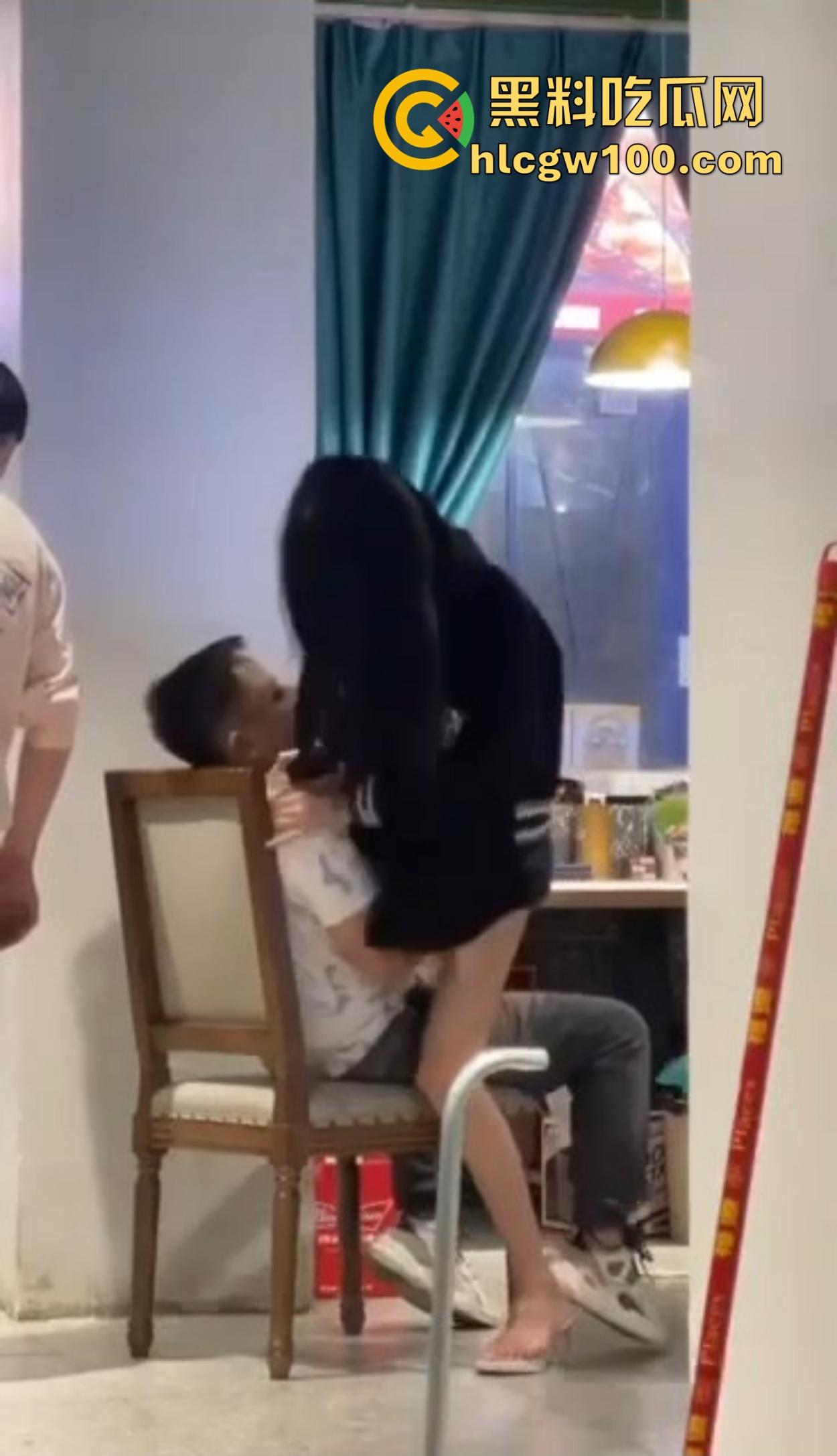 大哥吃饭也要抠B,大厅里极品骚货大长腿一骑逼就湿，大哥当场疯狂抠逼抠得手抽筋，旁边路过的老哥看呆掏出了纸！  第11张