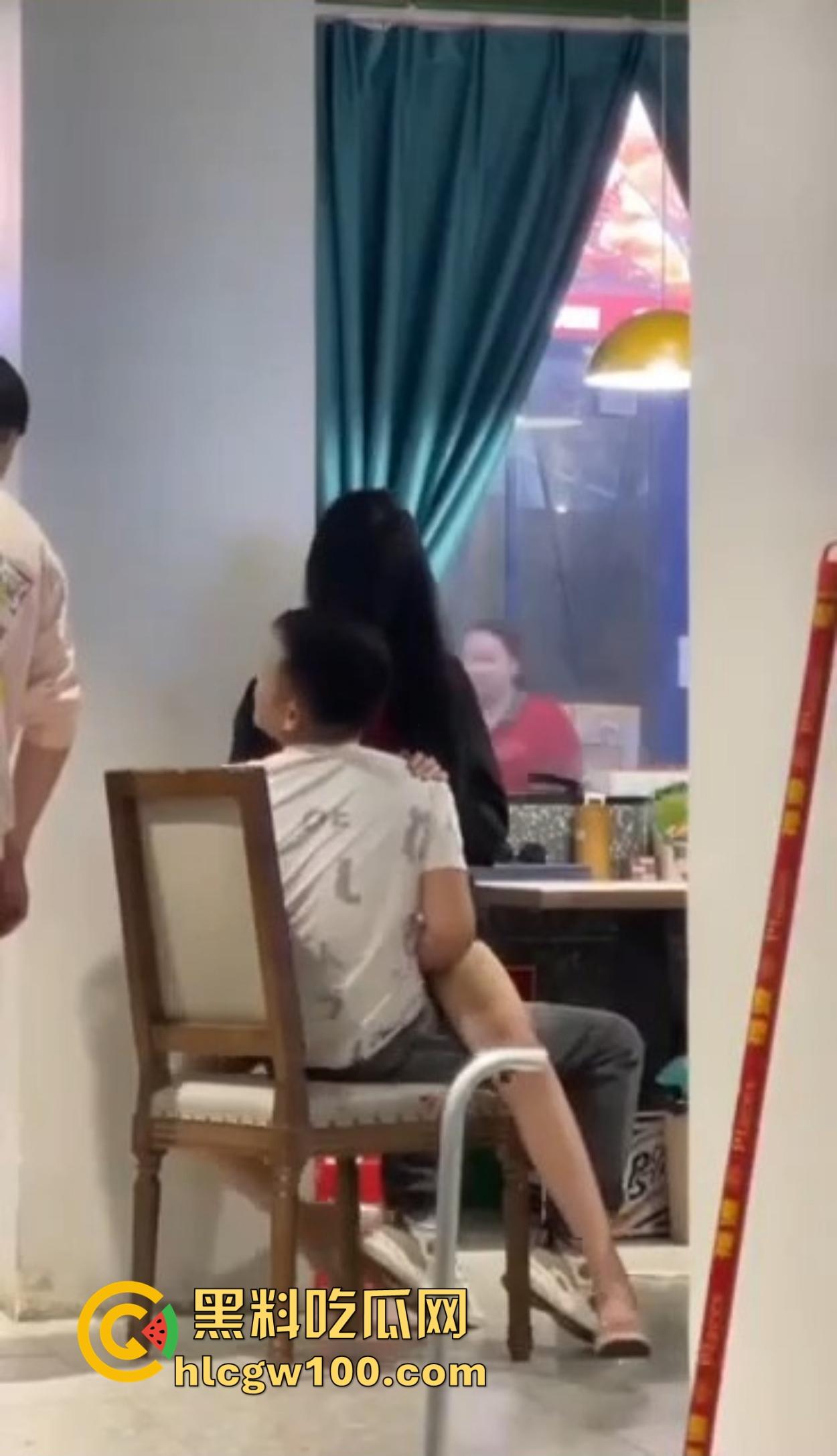 大哥吃饭也要抠B,大厅里极品骚货大长腿一骑逼就湿，大哥当场疯狂抠逼抠得手抽筋，旁边路过的老哥看呆掏出了纸！  第12张