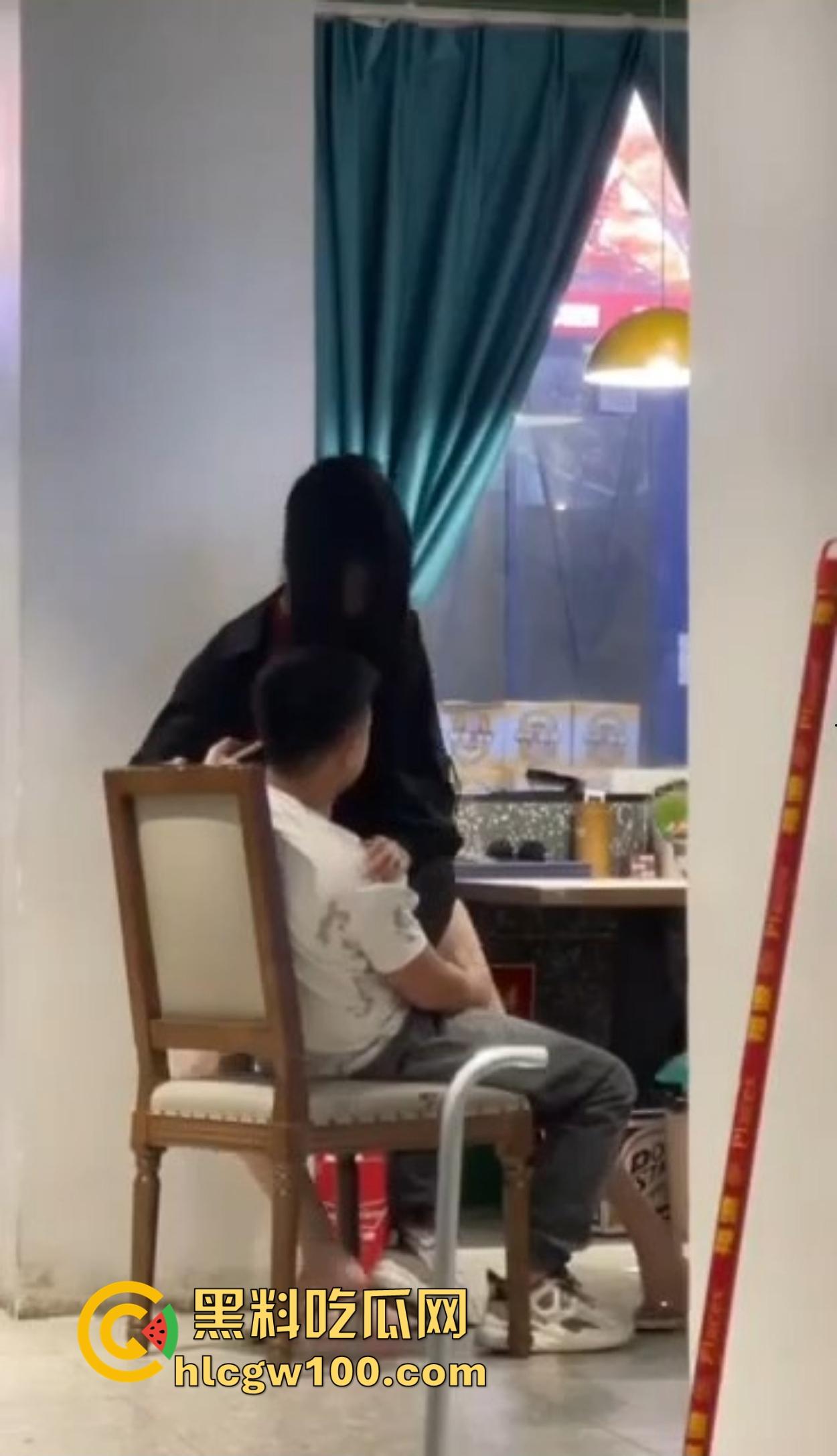 大哥吃饭也要抠B,大厅里极品骚货大长腿一骑逼就湿，大哥当场疯狂抠逼抠得手抽筋，旁边路过的老哥看呆掏出了纸！  第13张