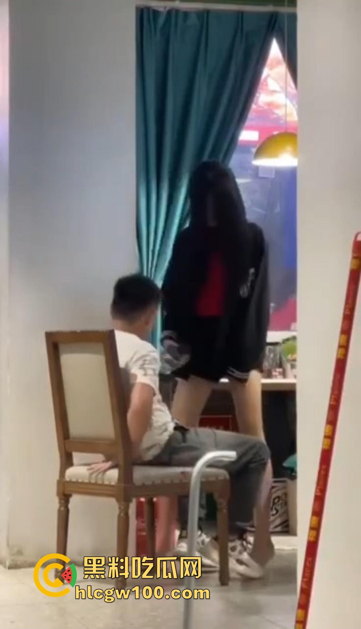 大哥吃饭也要抠B,大厅里极品骚货大长腿一骑逼就湿，大哥当场疯狂抠逼抠得手抽筋，旁边路过的老哥看呆掏出了纸！  第14张