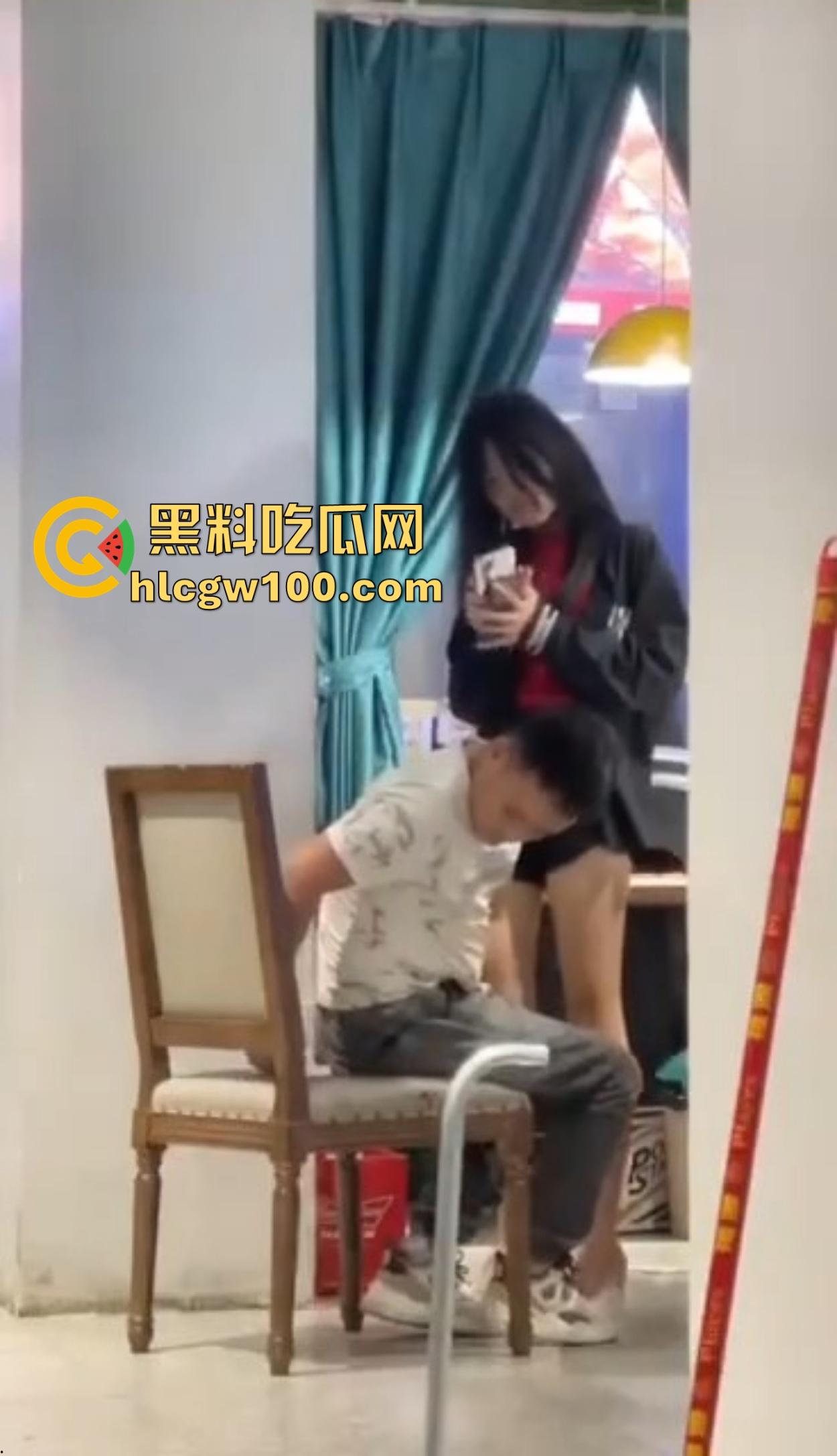 大哥吃饭也要抠B,大厅里极品骚货大长腿一骑逼就湿，大哥当场疯狂抠逼抠得手抽筋，旁边路过的老哥看呆掏出了纸！  第15张