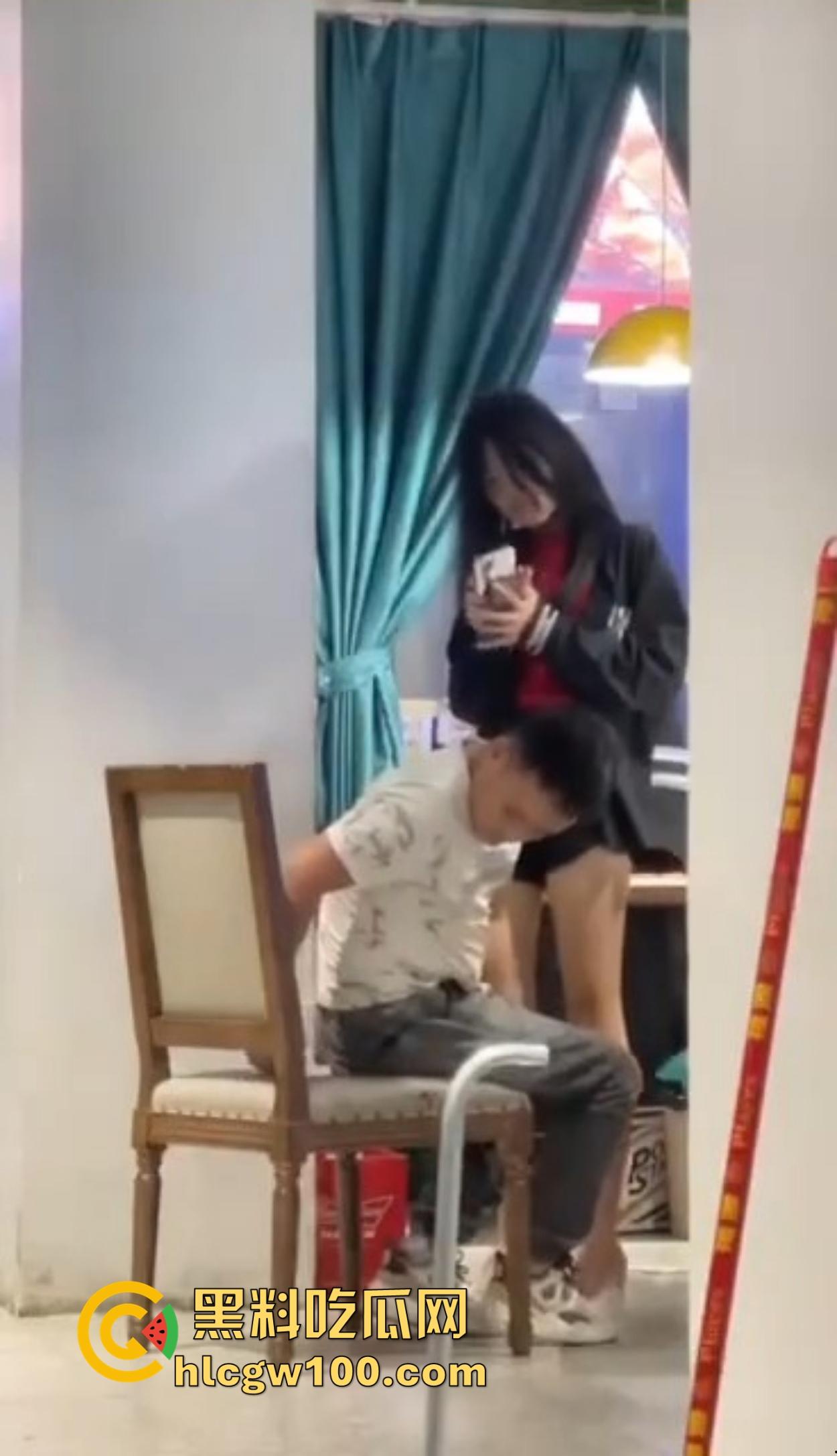 大哥吃饭也要抠B,大厅里极品骚货大长腿一骑逼就湿，大哥当场疯狂抠逼抠得手抽筋，旁边路过的老哥看呆掏出了纸！  第16张