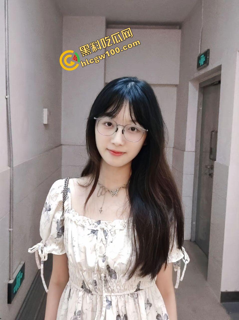 江苏南通大学眼镜妹反差婊【林惠婷】私下发骚床上抠逼，白浆粘液淫荡抠出！独家曝光流出！  第2张