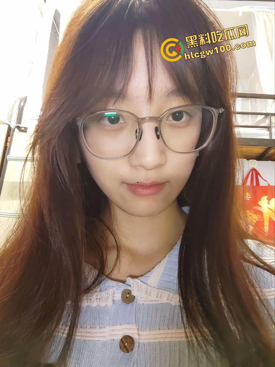 江苏南通大学眼镜妹反差婊【林惠婷】私下发骚床上抠逼，白浆粘液淫荡抠出！独家曝光流出！  第4张