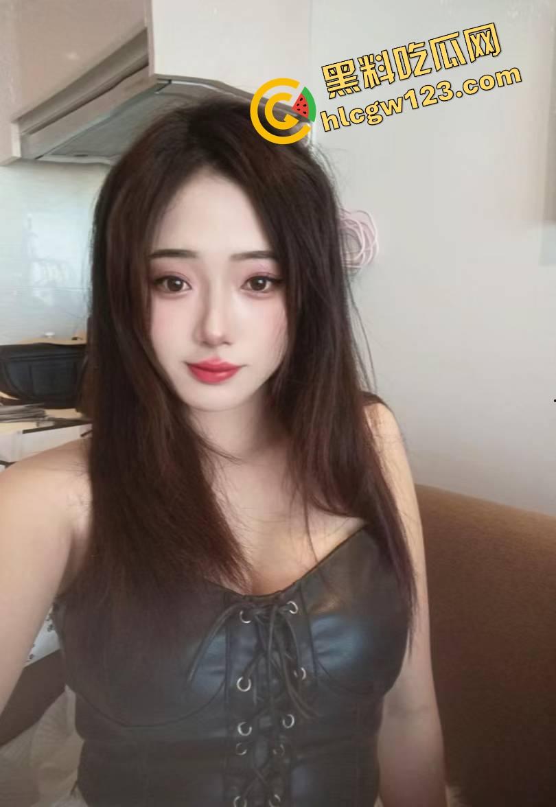 狂野表姐倒贴送逼勾引弟弟被猛虎扑操，躲被窝看黄片发骚钻怀，巨乳乱甩惨穴狂抽射精，哀叫连连！  第1张