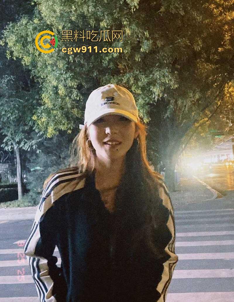 河北科技职院【李依然】颜值超美的女孩，玩的相当淫骚，揉捏大奶秀剃毛小穴，插肛塞自慰，淫水声细碎撩耳！  第3张