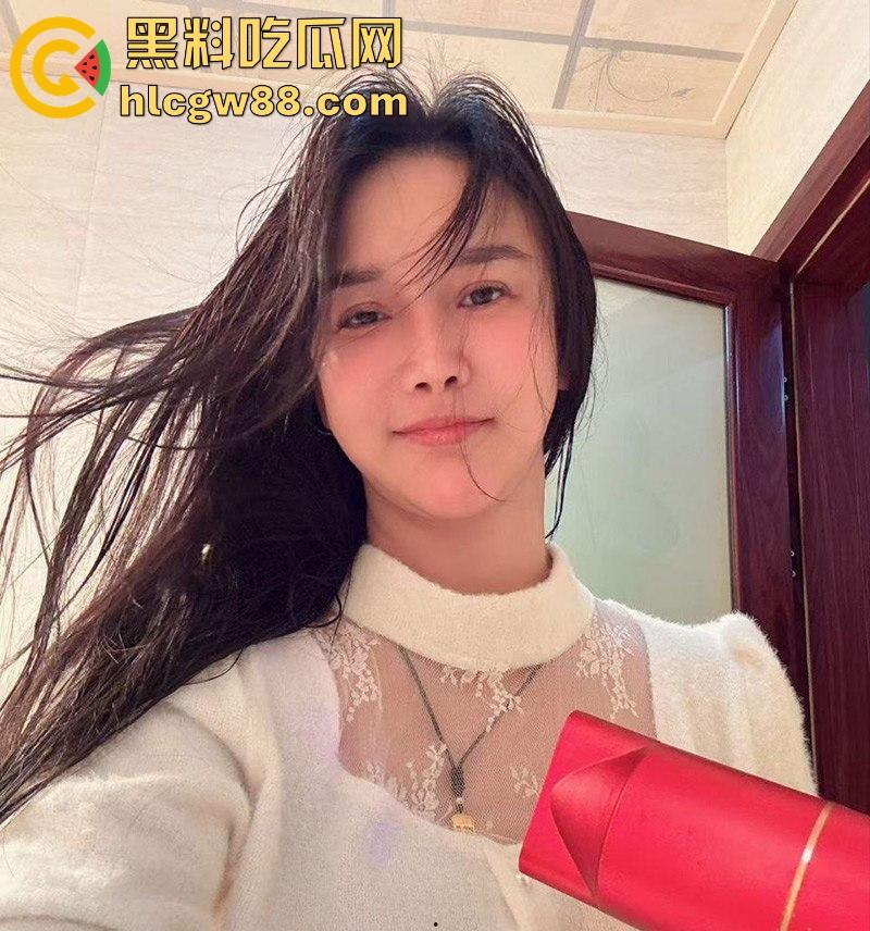 上海反差人妻【李晓晓】背着老公出轨偷情 被炮友调教成极品母狗 经常与好兄弟分享多人群P  第1张