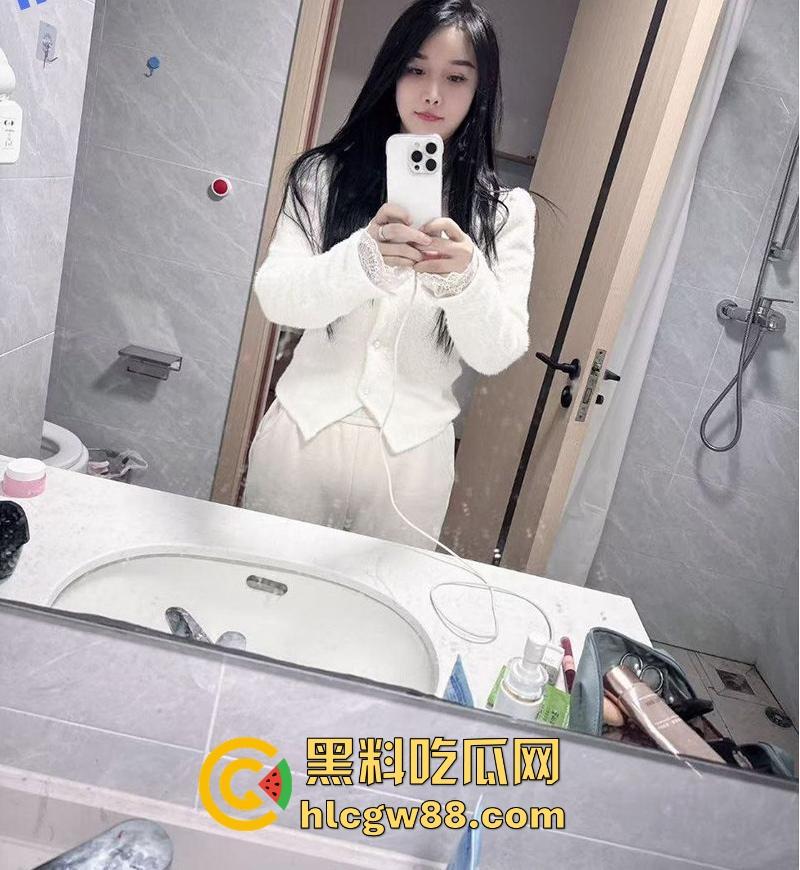 上海反差人妻【李晓晓】背着老公出轨偷情 被炮友调教成极品母狗 经常与好兄弟分享多人群P  第3张