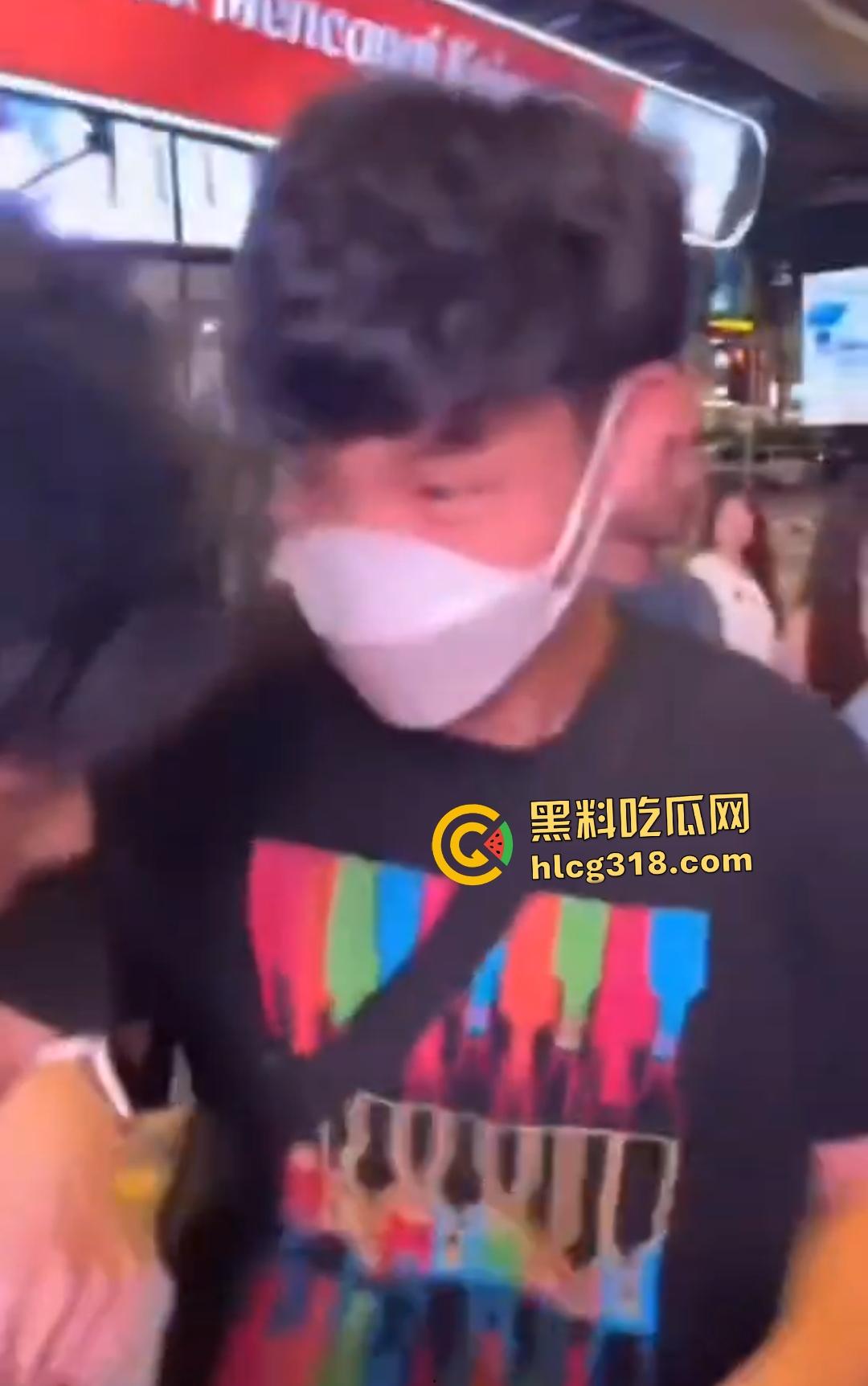 男子街头戴口罩偷拍裙底翻车被抓现行！想逃跑遭小伙群围裸缴，还露出真面目！  第2张