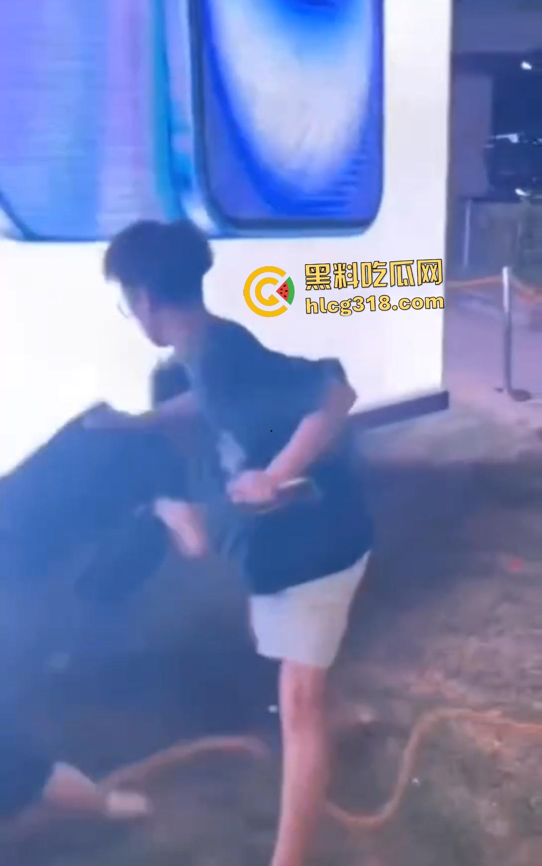 男子街头戴口罩偷拍裙底翻车被抓现行！想逃跑遭小伙群围裸缴，还露出真面目！  第8张