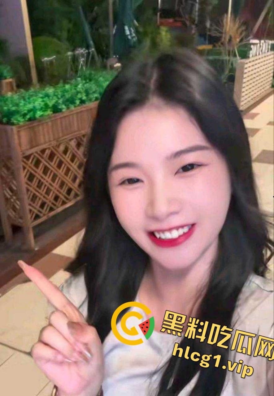 抖音60万粉丝的快乐小宝出手阔绰！酒吧豪掷千金点男模，腹肌小哥享受顶级福利！  第2张