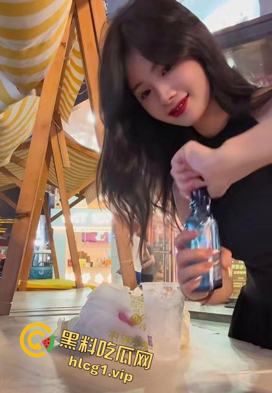 抖音60万粉丝的快乐小宝出手阔绰！酒吧豪掷千金点男模，腹肌小哥享受顶级福利！  第5张