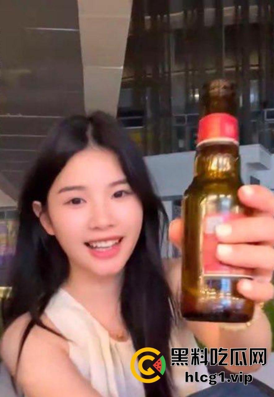 抖音60万粉丝的快乐小宝出手阔绰！酒吧豪掷千金点男模，腹肌小哥享受顶级福利！  第10张