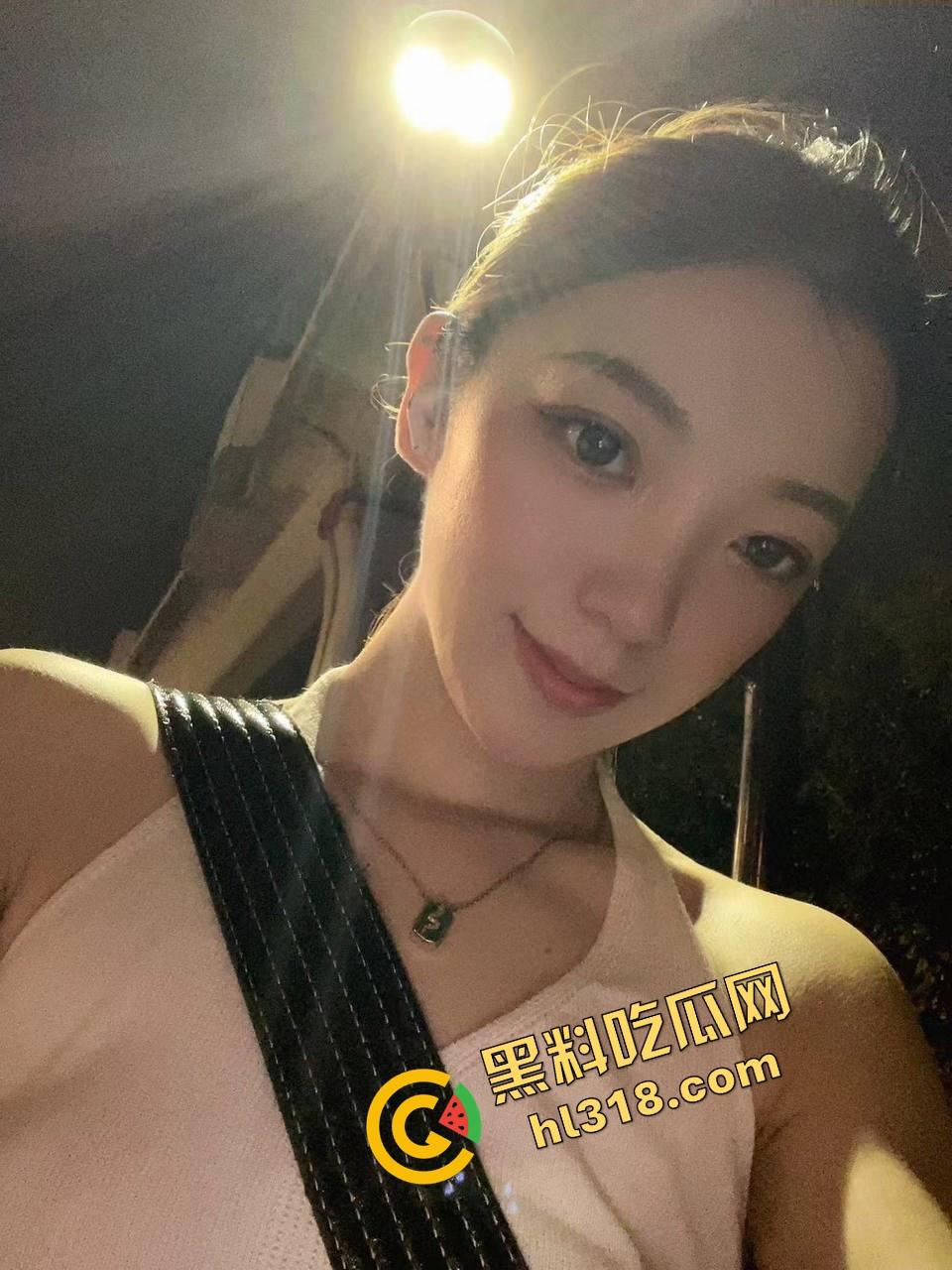 闺蜜电话聊工作，身后却被后入啪啪猛干，屁股拍到发烫还要强忍不叫，电话那头全程一头雾水！  第2张