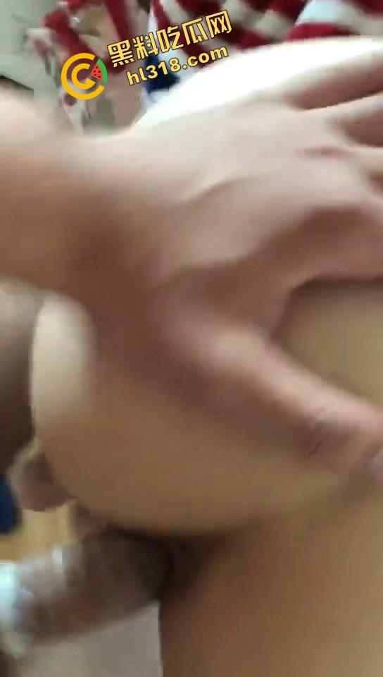 闺蜜电话聊工作，身后却被后入啪啪猛干，屁股拍到发烫还要强忍不叫，电话那头全程一头雾水！  第8张