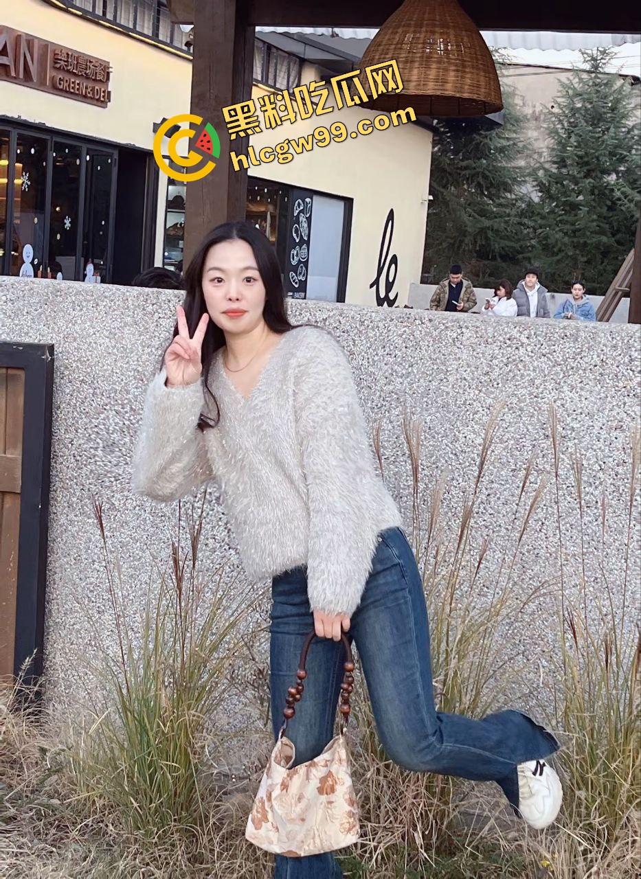 瓜友独家投稿曝光流出！偷拍亲生姐姐用迷药将其迷倒，扒开内裤观赏骚逼！  第3张