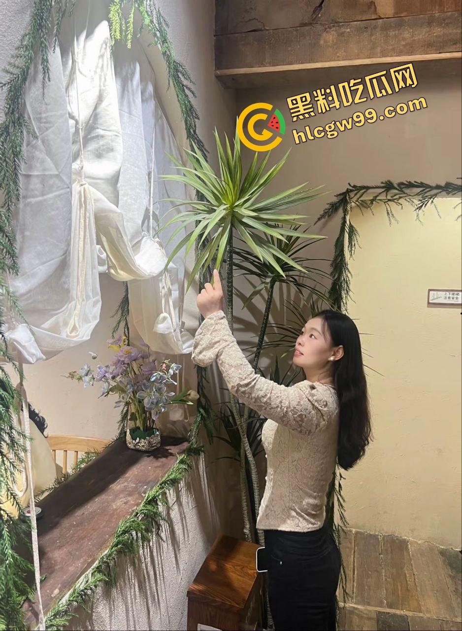 瓜友独家投稿曝光流出！偷拍亲生姐姐用迷药将其迷倒，扒开内裤观赏骚逼！  第4张