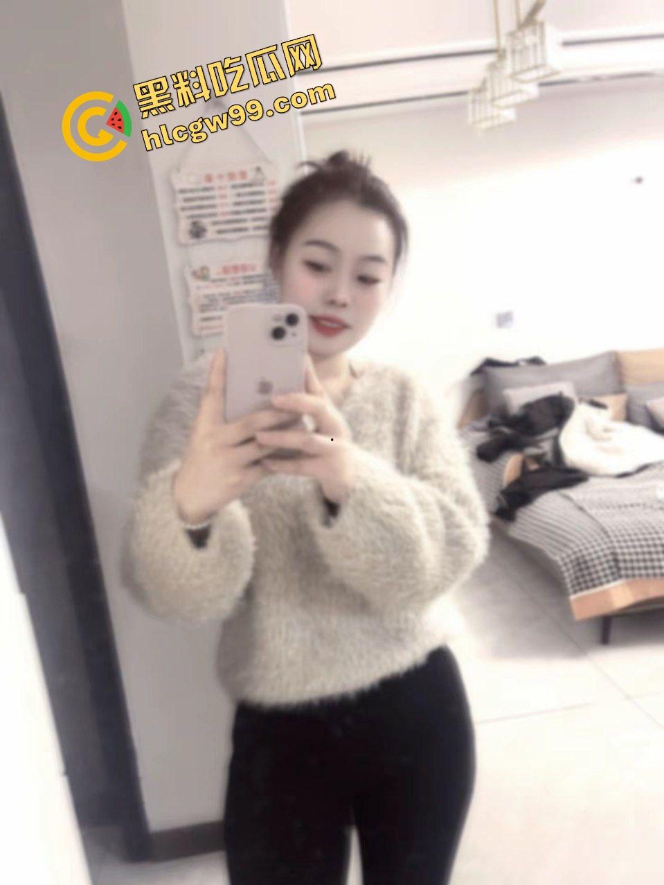 瓜友独家投稿曝光流出！偷拍亲生姐姐用迷药将其迷倒，扒开内裤观赏骚逼！  第5张