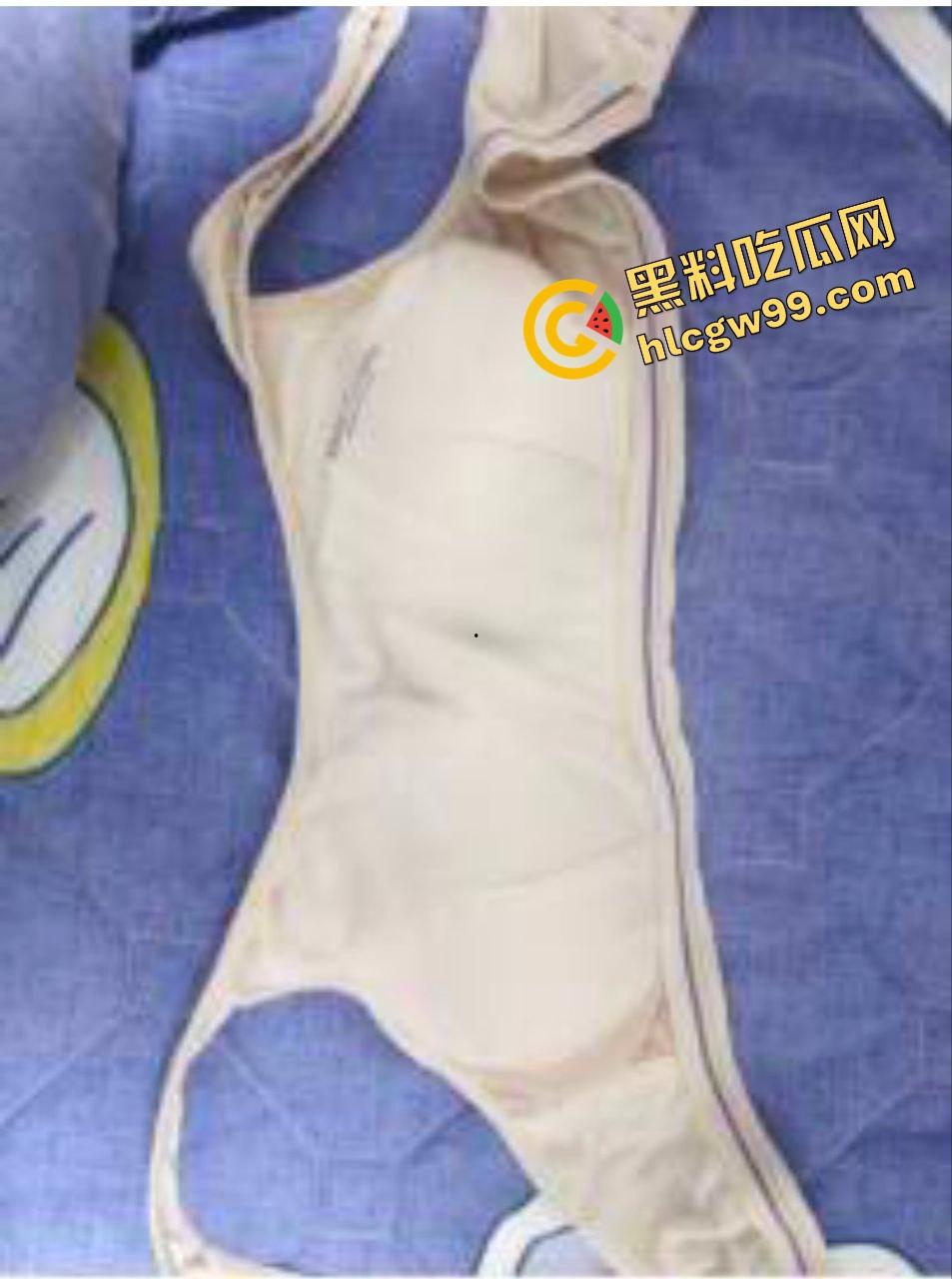 瓜友独家投稿曝光流出！偷拍亲生姐姐用迷药将其迷倒，扒开内裤观赏骚逼！  第7张