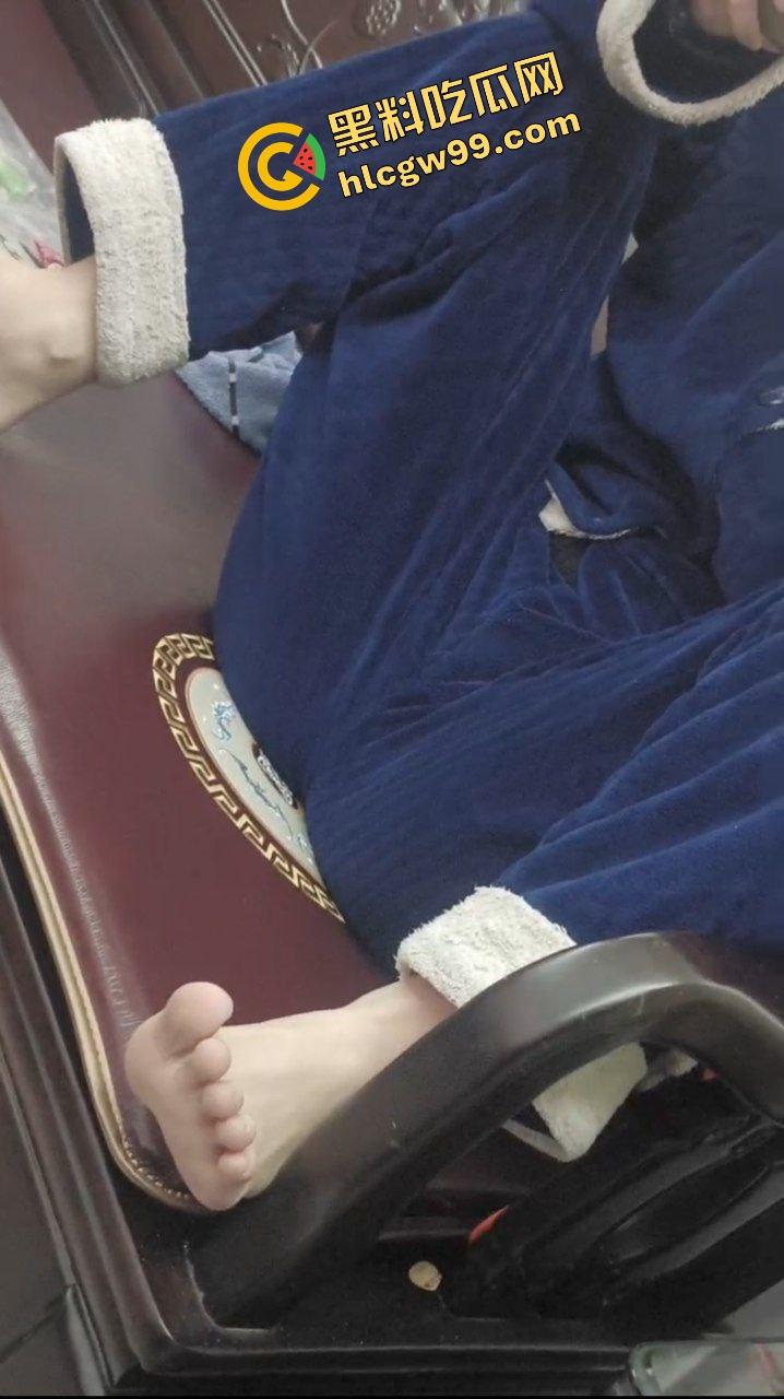 瓜友独家投稿曝光流出！偷拍亲生姐姐用迷药将其迷倒，扒开内裤观赏骚逼！  第8张