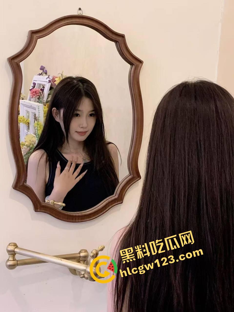 玩的真的花，当自己是花埋土里让人轮流浇尿喝尿，还认真说要快快长大哦，人形母狗癖癫到极致！  第1张