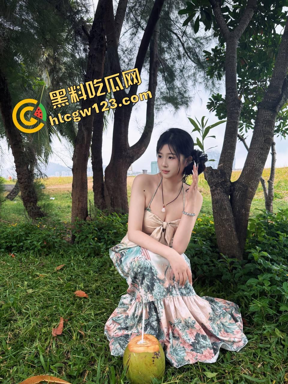 玩的真的花，当自己是花埋土里让人轮流浇尿喝尿，还认真说要快快长大哦，人形母狗癖癫到极致！  第4张