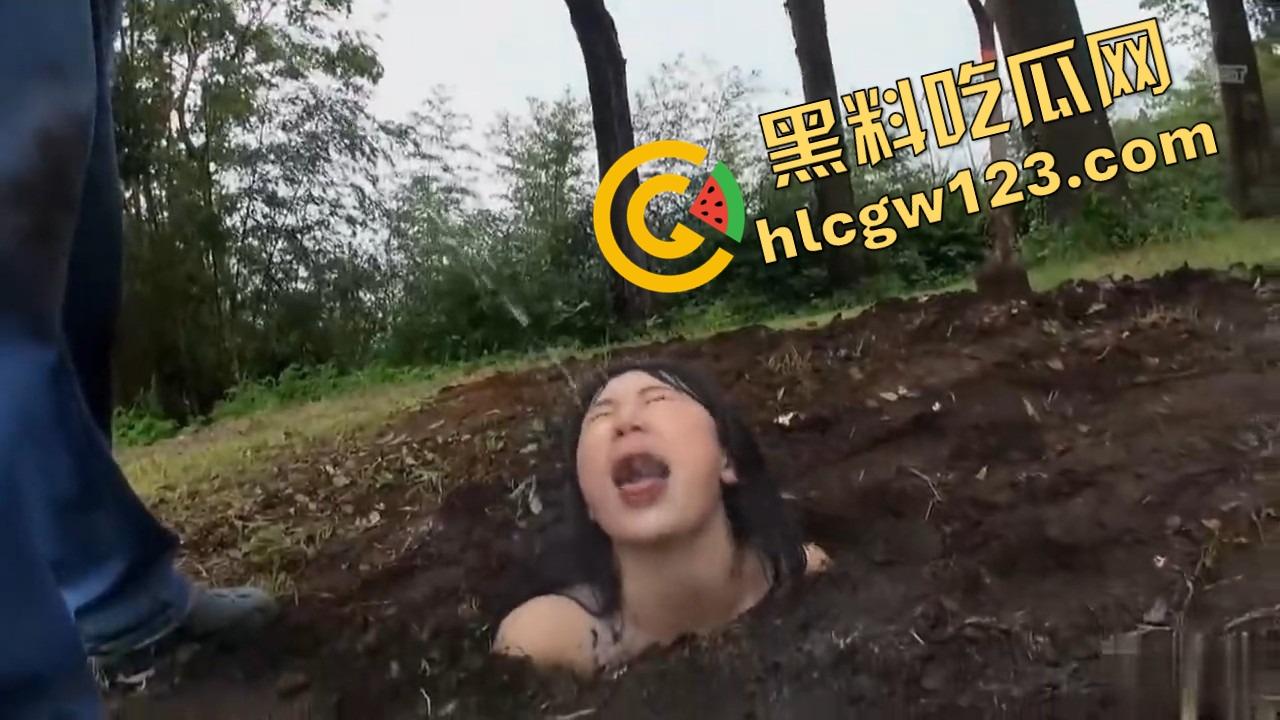 玩的真的花，当自己是花埋土里让人轮流浇尿喝尿，还认真说要快快长大哦，人形母狗癖癫到极致！  第7张