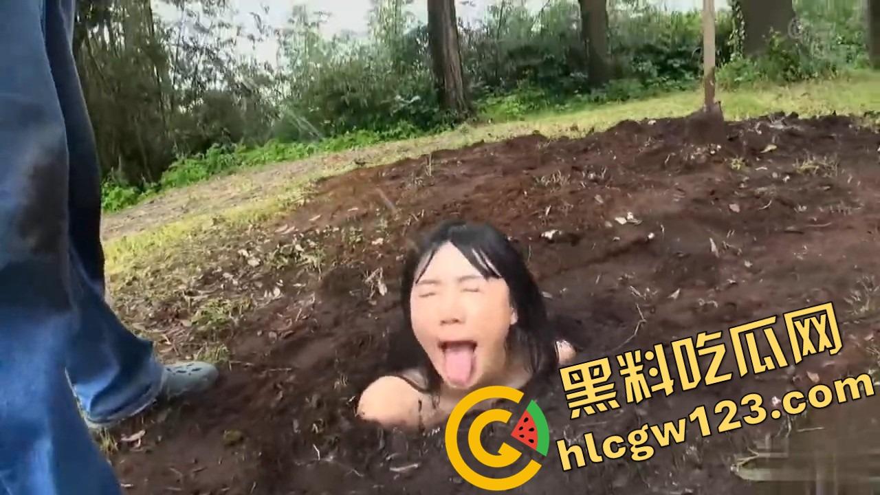 玩的真的花，当自己是花埋土里让人轮流浇尿喝尿，还认真说要快快长大哦，人形母狗癖癫到极致！  第13张