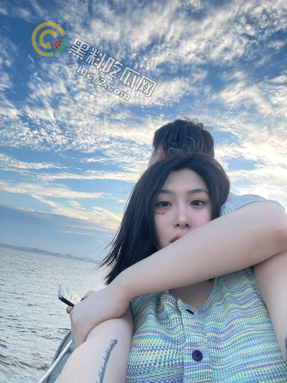 新西兰巨乳妹子（WUYIJINGJING）Ins大尺度照片引发轰动：极品巨乳与气质反差】  第2张