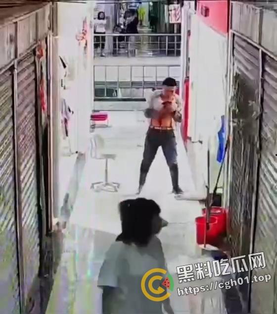 血腥慎入！男人杀掉妻子后自杀 自己身上都被划烂了还不停 现场监控视频流出  第3张