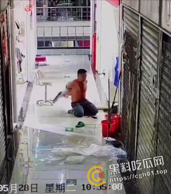 血腥慎入！男人杀掉妻子后自杀 自己身上都被划烂了还不停 现场监控视频流出  第4张