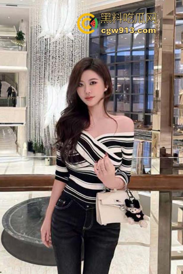 海角乱伦！跟小姨子户外露出挑战，在楼下公园公厕内激情做爱，差点被人发现，刺激无比！  第3张